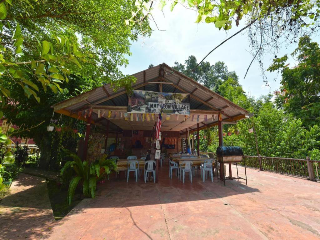 Oyo 90630 Mat Leon Village Kuala Tahan Exterior photo